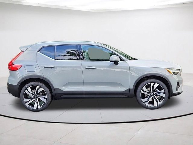 2025 Volvo XC40 Plus Bright Theme