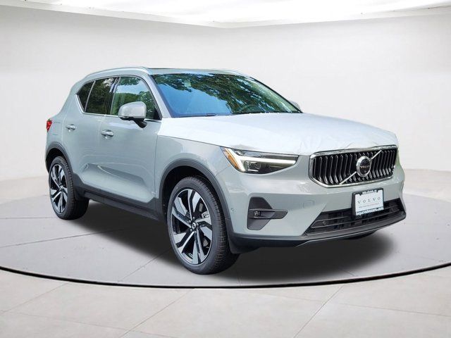 2025 Volvo XC40 Plus Bright Theme