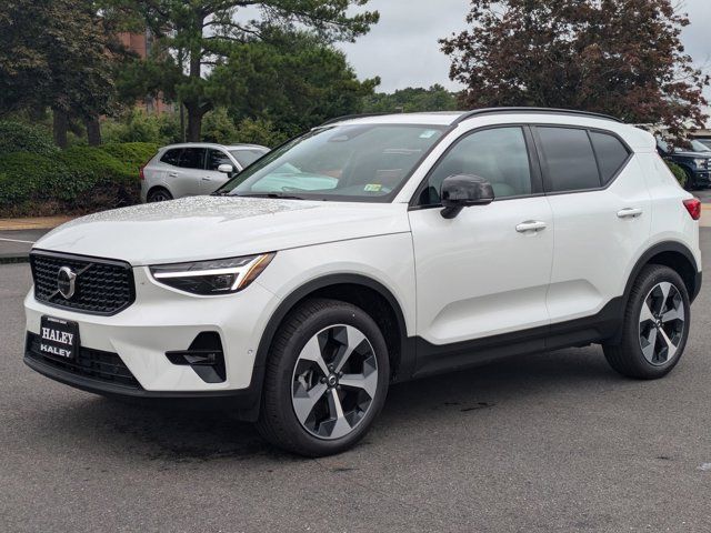 2025 Volvo XC40 Plus Dark Theme