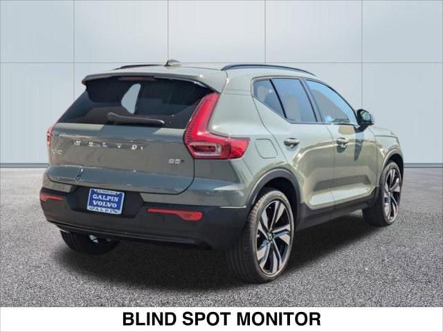 2025 Volvo XC40 Plus Dark Theme