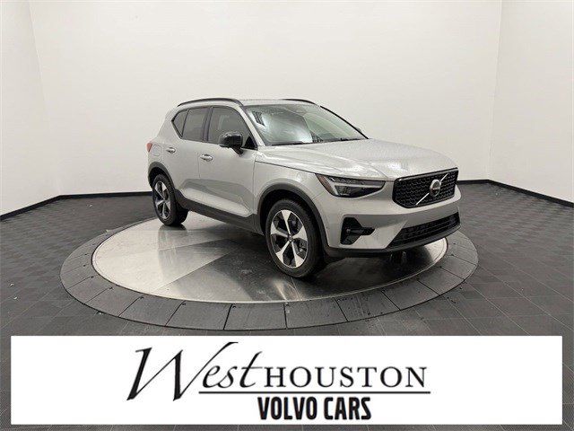 2025 Volvo XC40 Plus Dark Theme