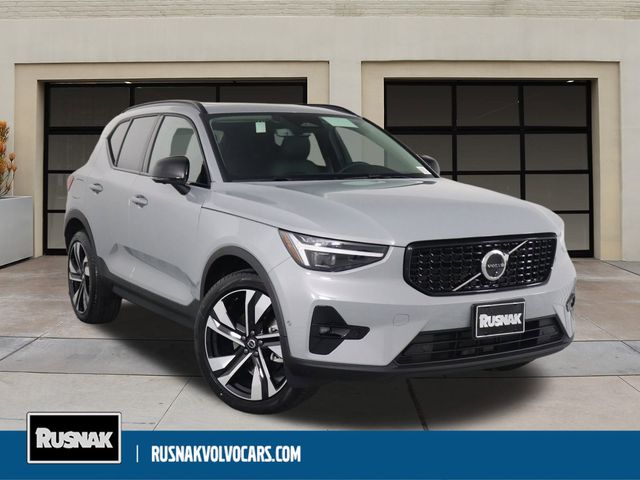 2025 Volvo XC40 Plus Dark Theme