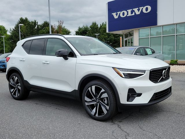 2025 Volvo XC40 Plus Dark Theme