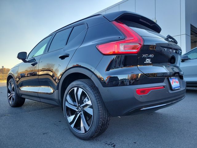 2025 Volvo XC40 Plus Dark Theme