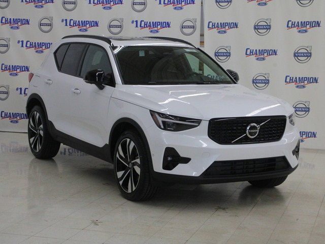 2025 Volvo XC40 Plus Dark Theme