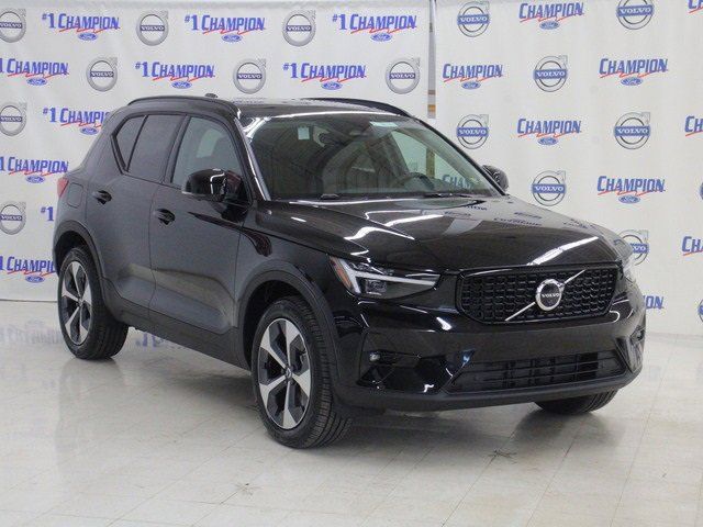 2025 Volvo XC40 Plus Dark Theme