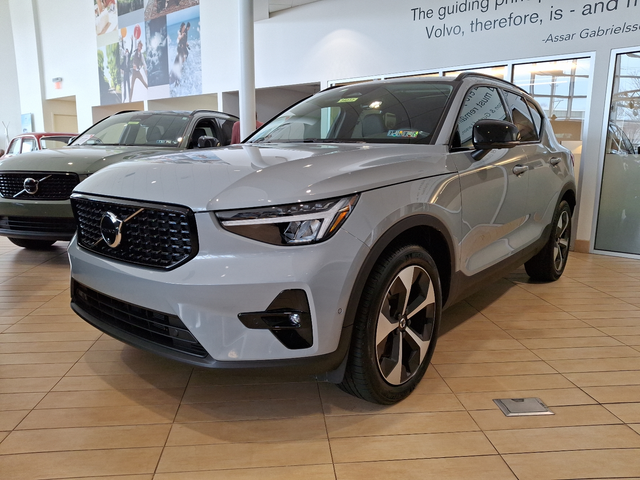 2025 Volvo XC40 Plus Dark Theme