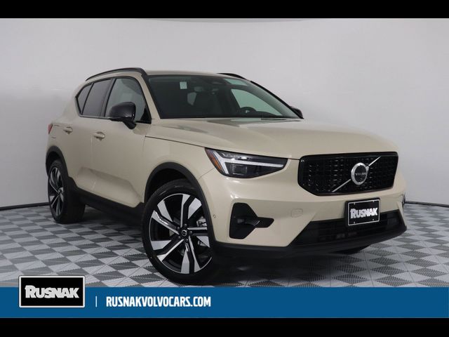 2025 Volvo XC40 Plus Dark Theme