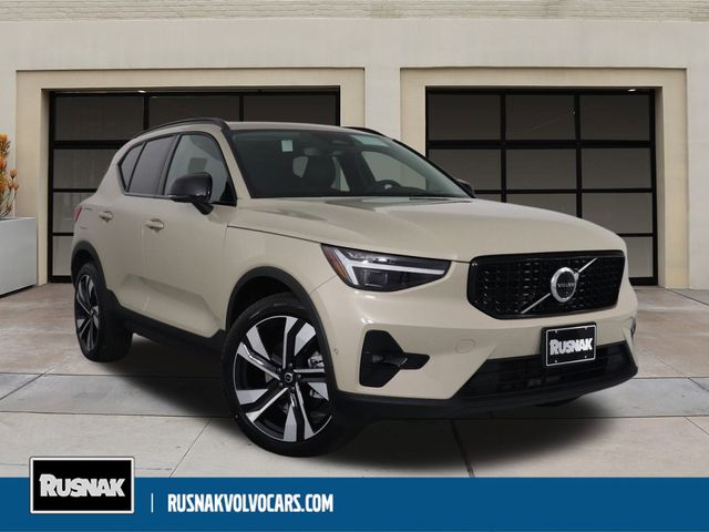 2025 Volvo XC40 Plus Dark Theme