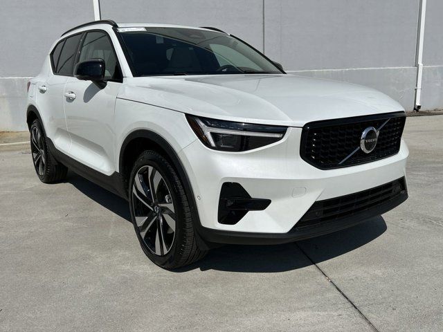 2025 Volvo XC40 Plus Dark Theme