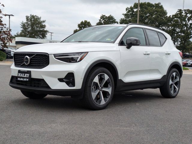 2025 Volvo XC40 Plus Dark Theme