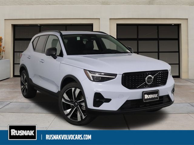 2025 Volvo XC40 Plus Dark Theme