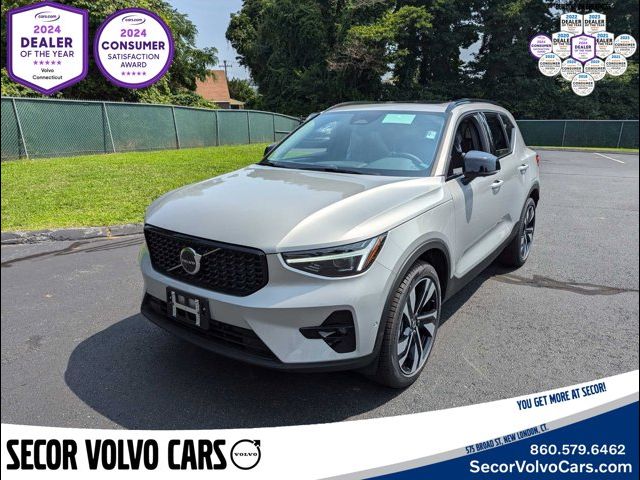 2025 Volvo XC40 Plus Dark Theme