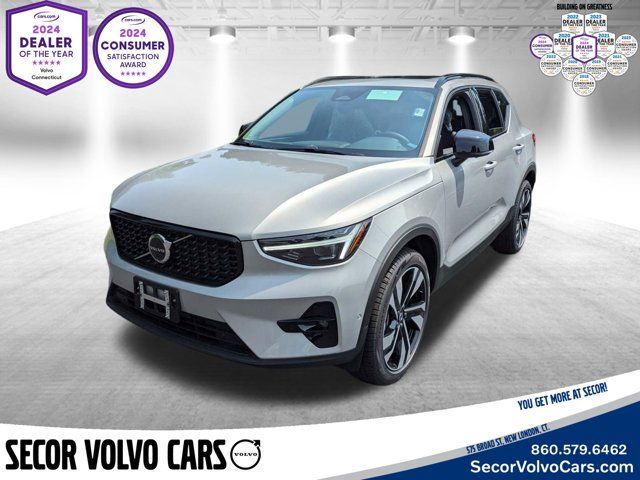 2025 Volvo XC40 Plus Dark Theme