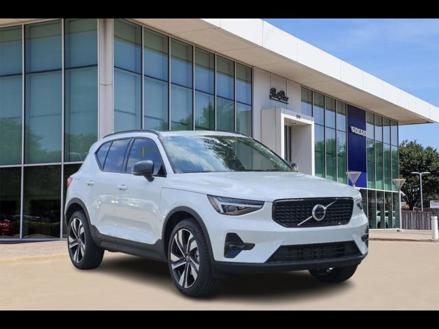 2025 Volvo XC40 Plus Dark Theme