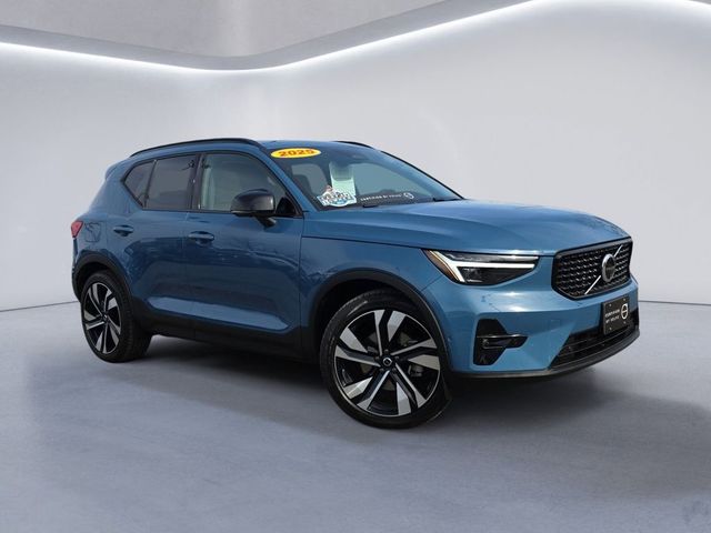 2025 Volvo XC40 Plus Dark Theme