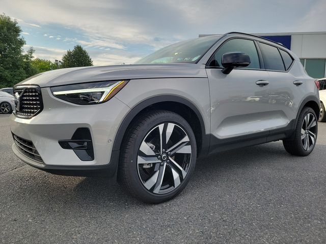 2025 Volvo XC40 Plus Dark Theme