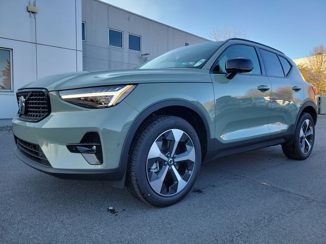 2025 Volvo XC40 Plus Dark Theme