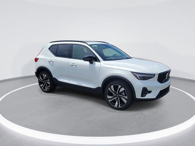 2025 Volvo XC40 Plus Dark Theme