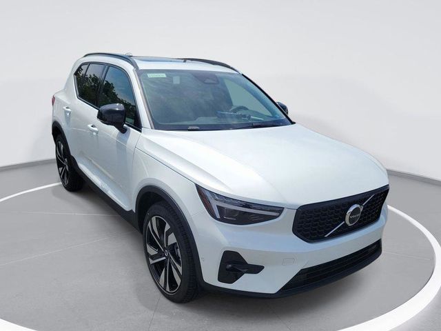 2025 Volvo XC40 Plus Dark Theme