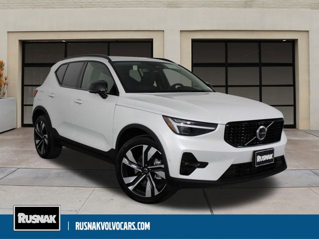 2025 Volvo XC40 Plus Dark Theme