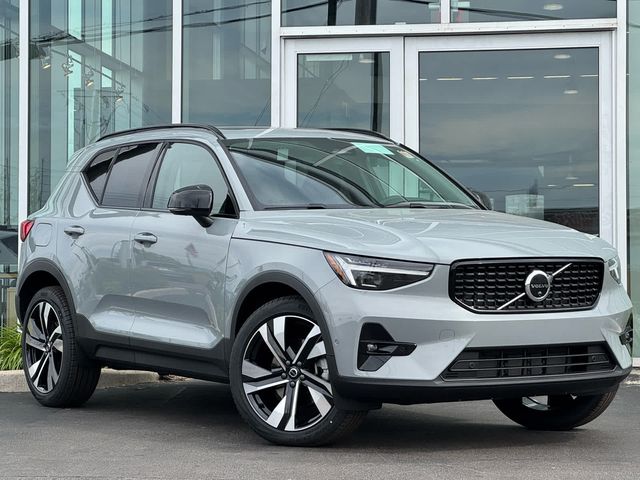 2025 Volvo XC40 Plus Dark Theme