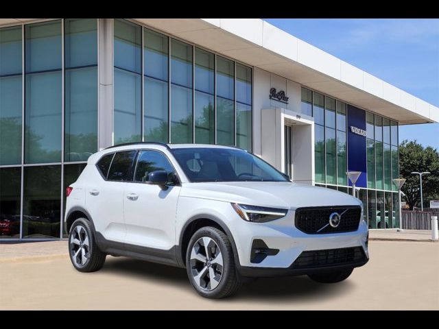 2025 Volvo XC40 Plus Dark Theme