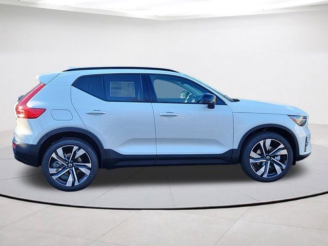 2025 Volvo XC40 Plus Dark Theme