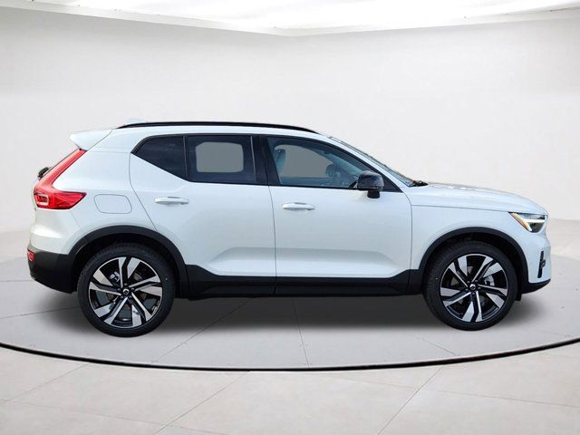 2025 Volvo XC40 Plus Dark Theme
