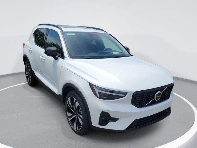 2025 Volvo XC40 Plus Dark Theme