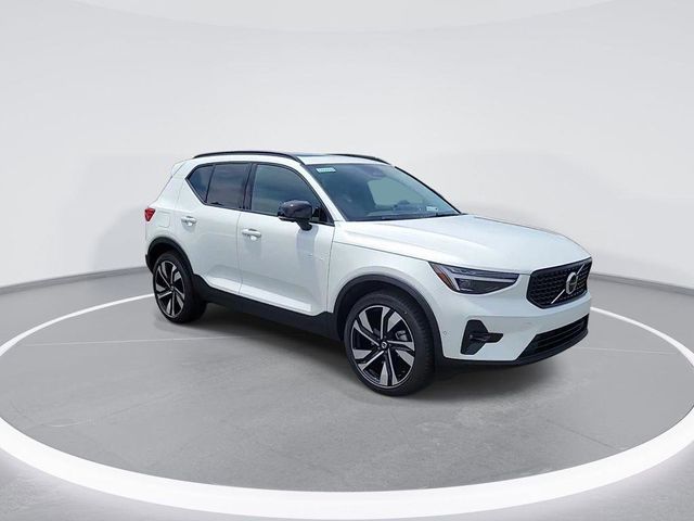 2025 Volvo XC40 Plus Dark Theme