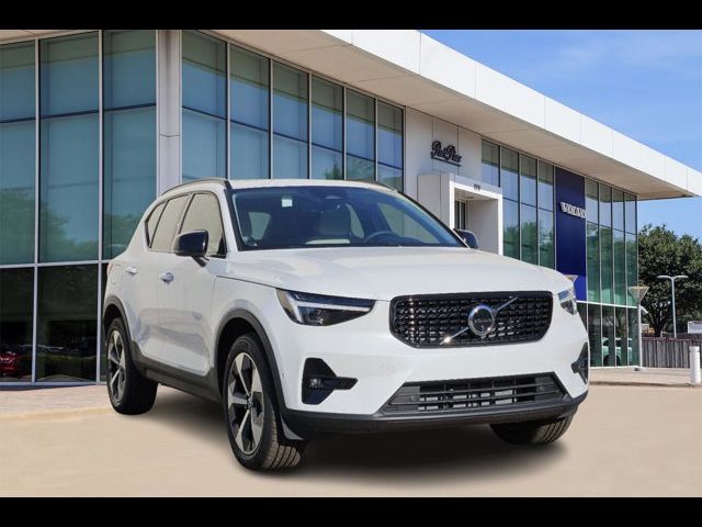 2025 Volvo XC40 Plus Dark Theme