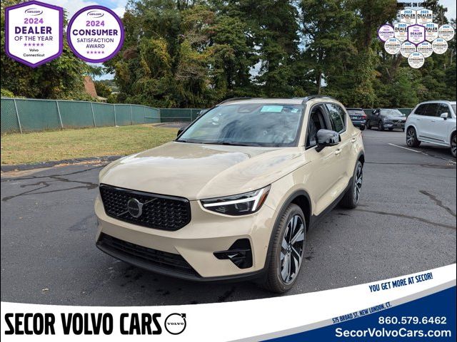 2025 Volvo XC40 Plus Dark Theme