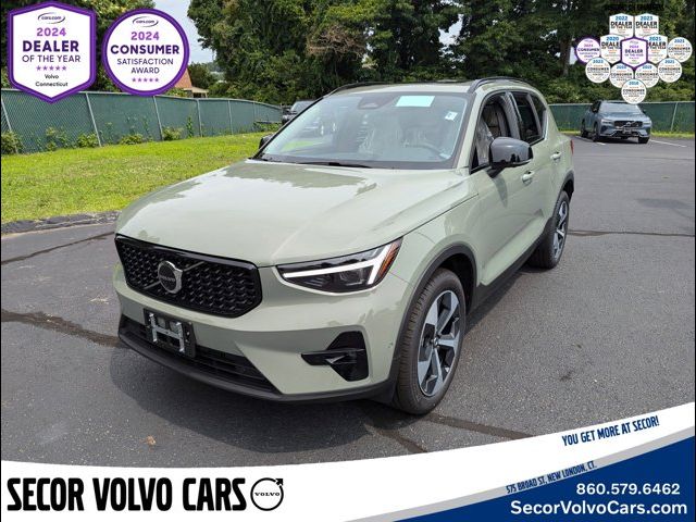 2025 Volvo XC40 Plus Dark Theme