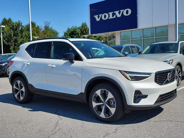 2025 Volvo XC40 Plus Dark Theme