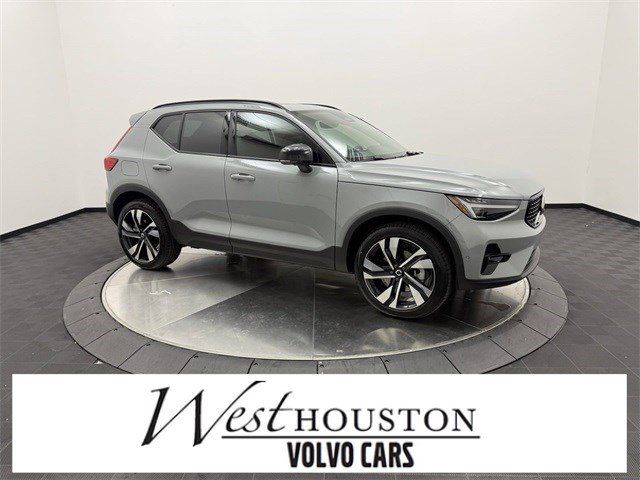 2025 Volvo XC40 Plus Dark Theme