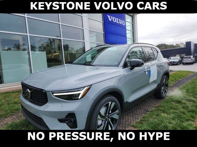 2025 Volvo XC40 Plus Dark Theme