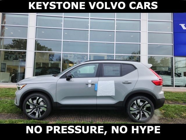 2025 Volvo XC40 Plus Dark Theme