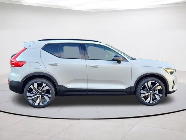 2025 Volvo XC40 Plus Dark Theme