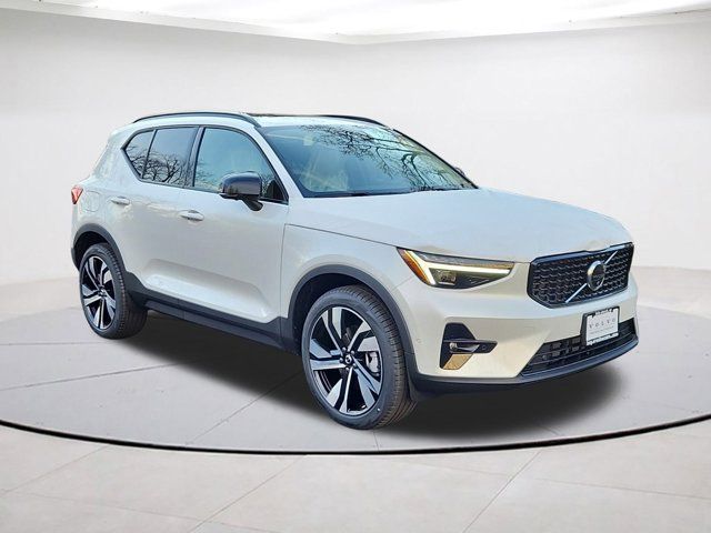 2025 Volvo XC40 Plus Dark Theme