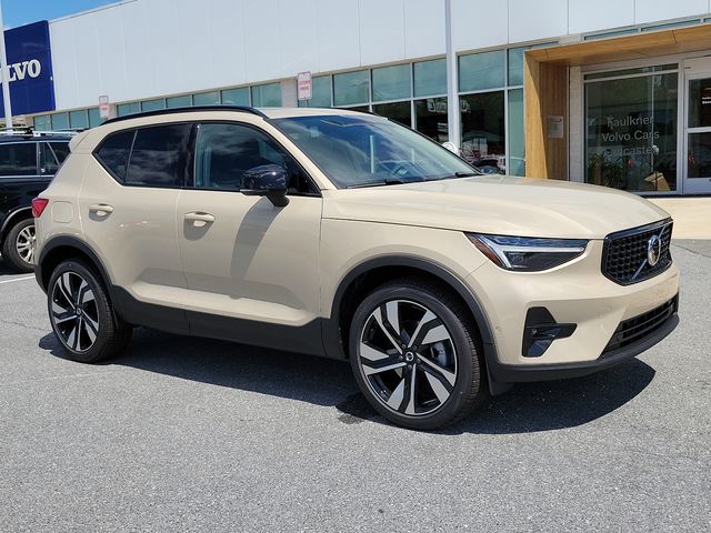 2025 Volvo XC40 Plus Dark Theme