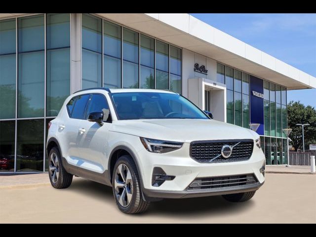 2025 Volvo XC40 Plus Dark Theme