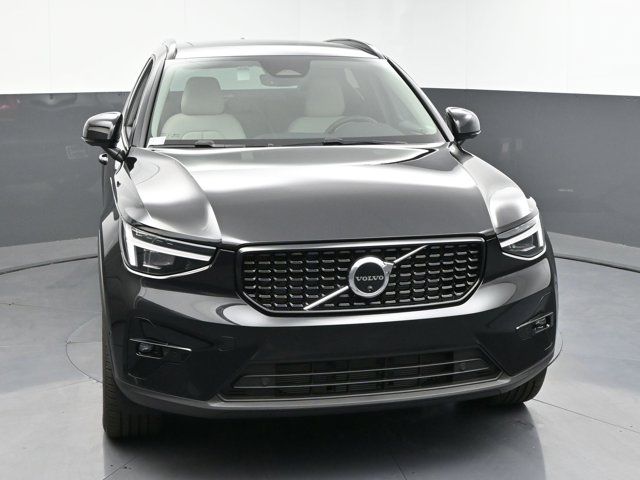 2025 Volvo XC40 Plus Dark Theme