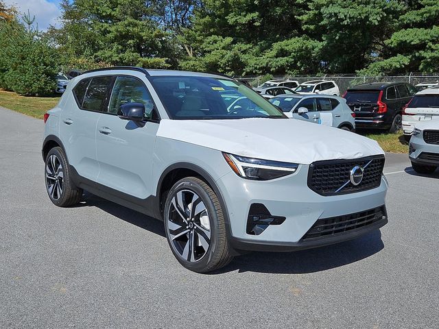 2025 Volvo XC40 Plus Dark Theme