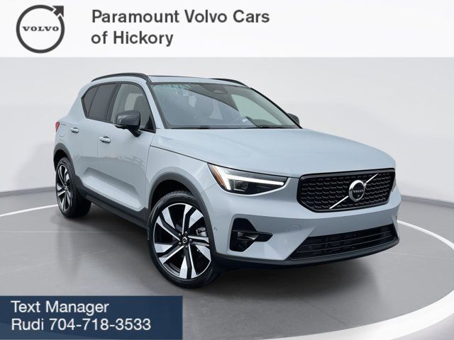 2025 Volvo XC40 Plus Dark Theme