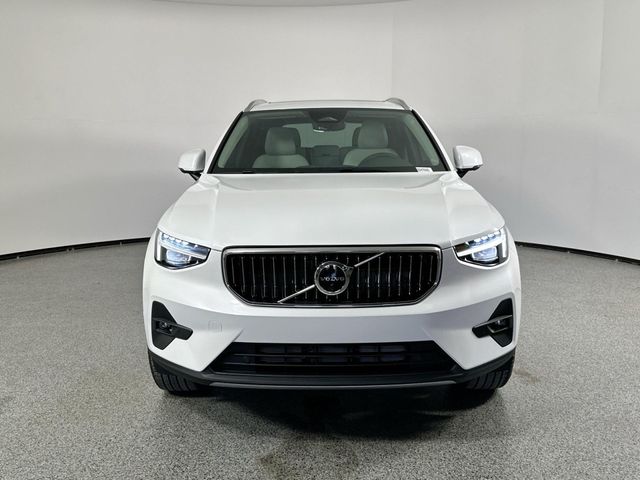 2025 Volvo XC40 Ultra Bright Theme