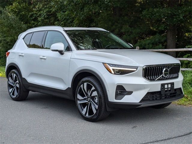 2025 Volvo XC40 Ultra Bright Theme