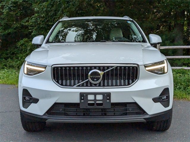 2025 Volvo XC40 Ultra Bright Theme