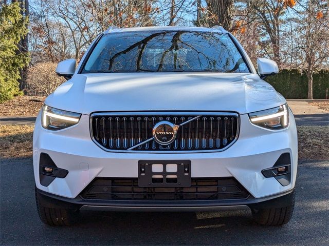 2025 Volvo XC40 Ultra Bright Theme