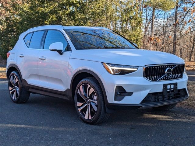 2025 Volvo XC40 Ultra Bright Theme